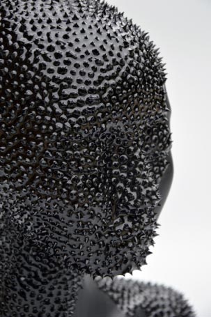 Skulptur rosa nigra schwarz mit Dornen