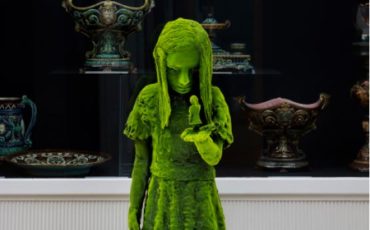 lebensgroße Skulptur Mädchen mit kleinem Mädchen auf der Hand Foto Jefunne Gimpel