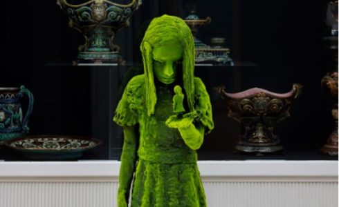 lebensgroße Skulptur Mädchen mit kleinem Mädchen auf der Hand Foto Jefunne Gimpel