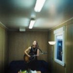 Sophie Hunger mit Gitarre beim Warm-up vor dem Auftritt