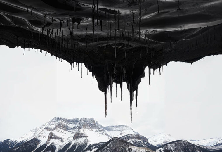 Big Oil, Fotografie, Digitale Werke, zu erkennen ist ein großer Schwall von umweltgefährdendem Öl, das scheinbar aus dem Himmel fließt, in einer unberührten Natur-Landschaft